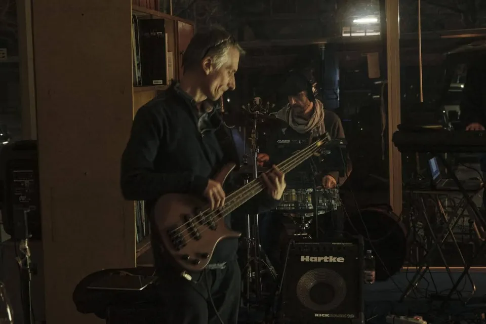 Antonio Lanni al basso durante le prove, con la batteria sullo sfondo