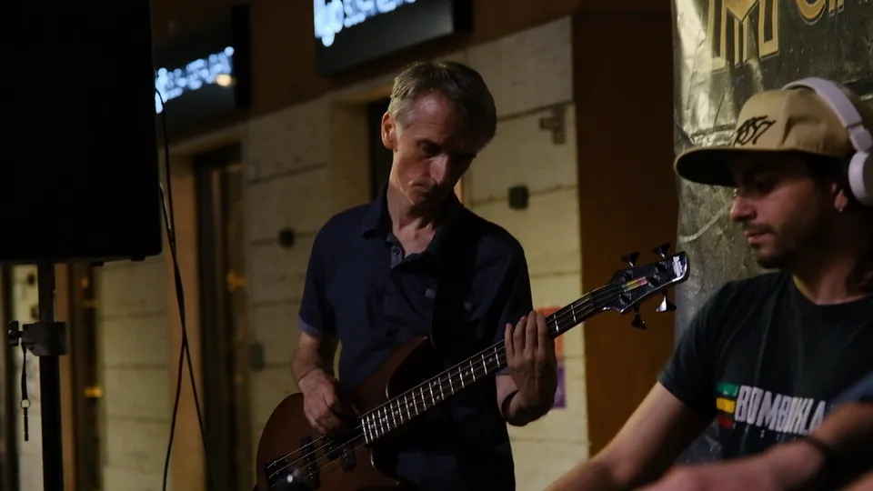 Antonio Lanni al basso durante un live serale in strada