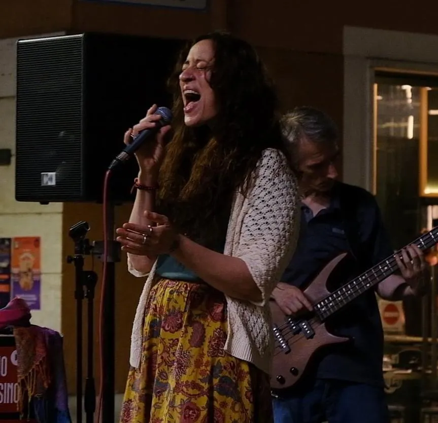 Serena Scocca canta a occhi chiusi, con Antonio Lanni al basso alle sue spalle