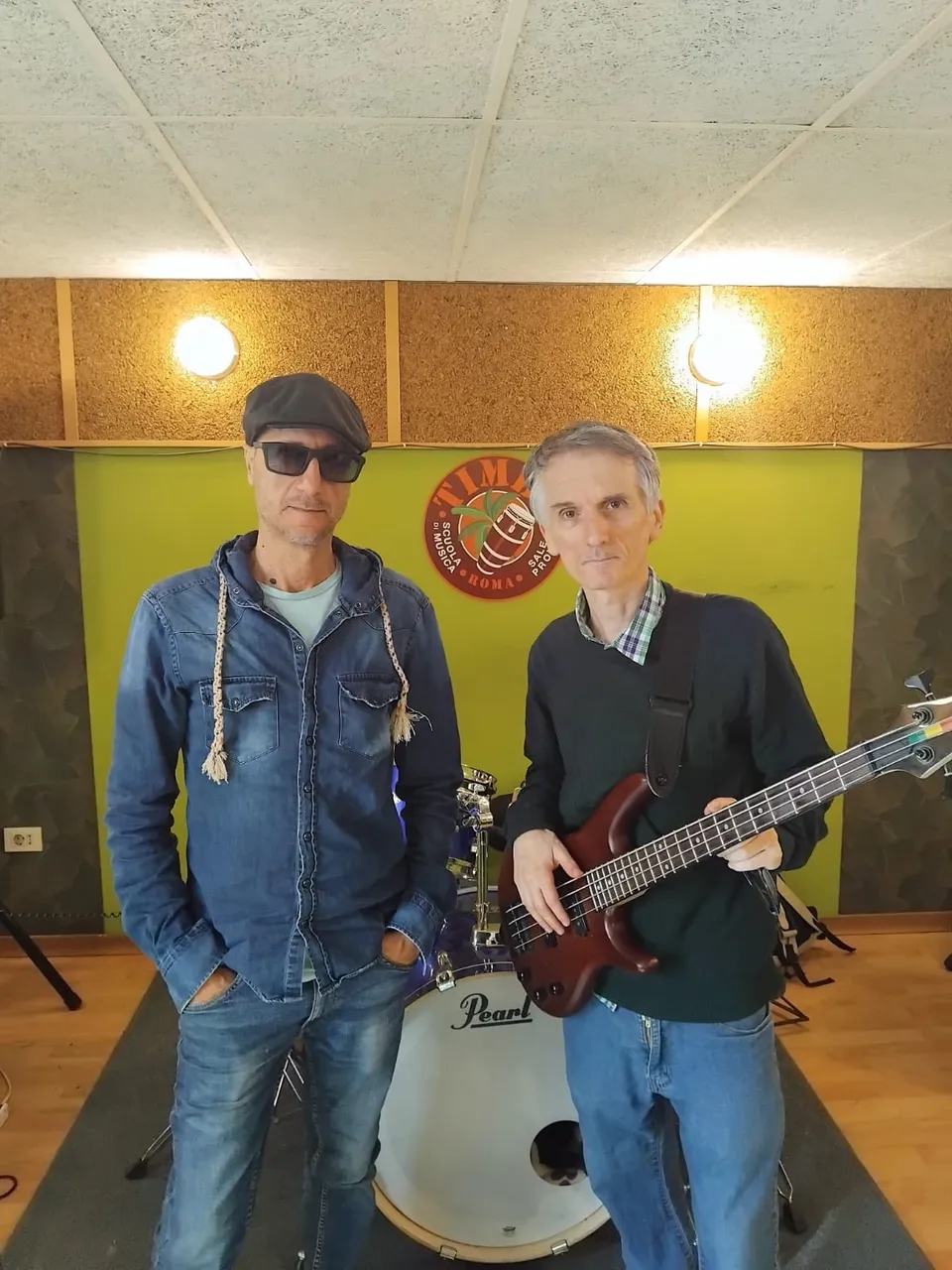 Antonio Lanni con il basso in sala prove insieme a un compagno di band